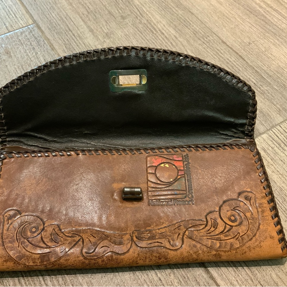 VINTAGE hand-tooled leather wallet - Picture 3 of 11